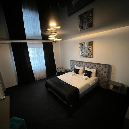 Отель Renato House Тыргу-Жиу Экстерьер фото