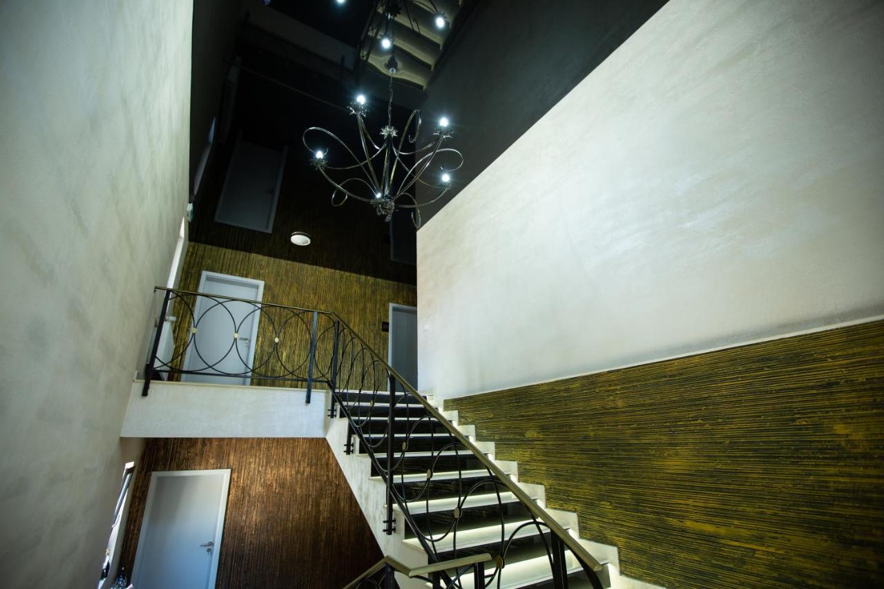 Отель Renato House Тыргу-Жиу Экстерьер фото