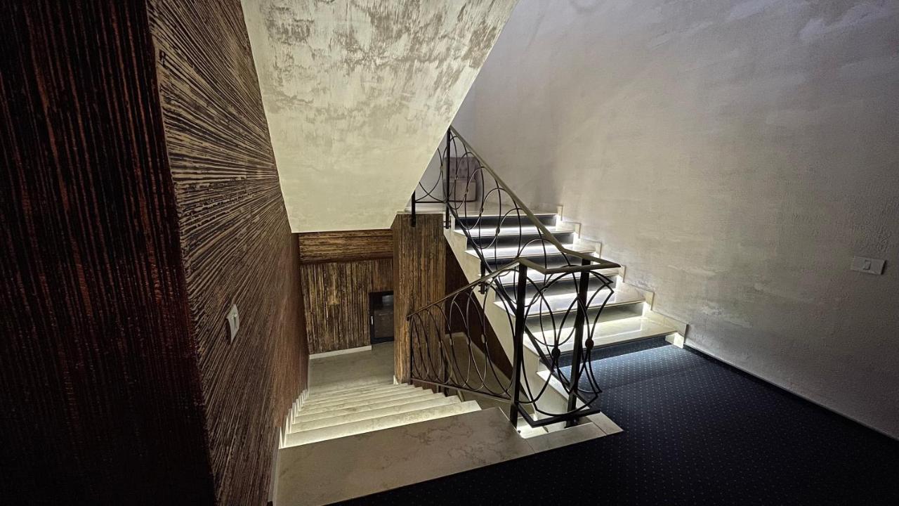 Отель Renato House Тыргу-Жиу Экстерьер фото